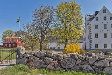 Salnecke slott Det fem våningar höga vitputsade slottet byggdes på 1600-talet, men har anor från 1300-talet.