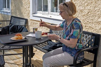 Fikadags Vi flydde till Sigridslunds café, för att undkomma allt väsen kring Europaskolans studentfirande. Bakverket t v är en ”Napoleonbakelse special”.