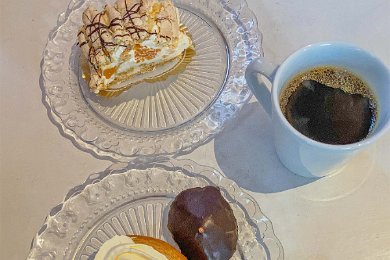 Framdukat fika Smarrigg fikabröd i Sigridslund café med budapestbakelse, napoleonbakelse special och chokladsbiskvi.