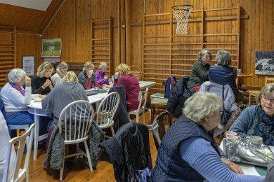 Fika i gymnastiksalen Fikalokalen en trappa upp i Sigridslunds Café var under julmarknaden 2018 gymnastiksal i skolan som lades ned 2009.