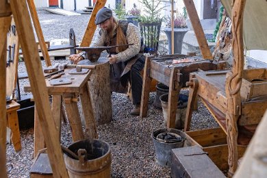 Julsmedja På julmarkaden 2018 tillverkades och visades gammadags smide av allt från hästskor till ljusstakar.