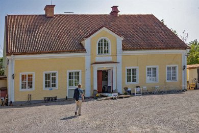 Sigridslunds Café Fredrik Ulf Bonde lät bygga och donera en skola till Årdala socken. Byggnaden stod klar 1826 och fick namnet Sigridslund till minne av den avlidna dotter Sigrid...
