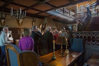 Rockelstad slottsvisning 151009-1 Fredrik von Post visar slottet. Den stora hallen färdigställdes 1903. Den är Ivar Tengboms examensarbete och utgör ett gott exempel på stilen vasarenässans....