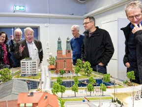 Modelljärnväg i Kungsör Miniatyrjärnväg i Kungsör beskådas 20 januari 2018