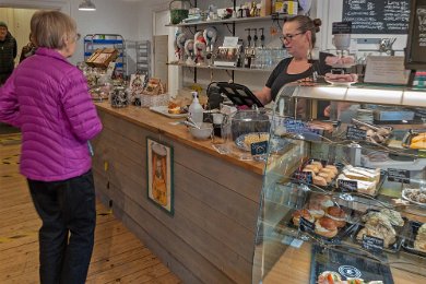 Fikaköp Fika beställs i Sigridslunds café.